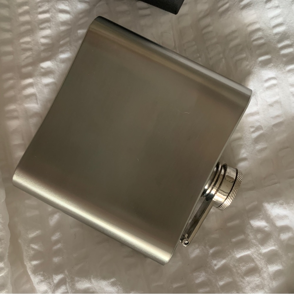 Hugo Boss curved flask - Picture 3 of 3